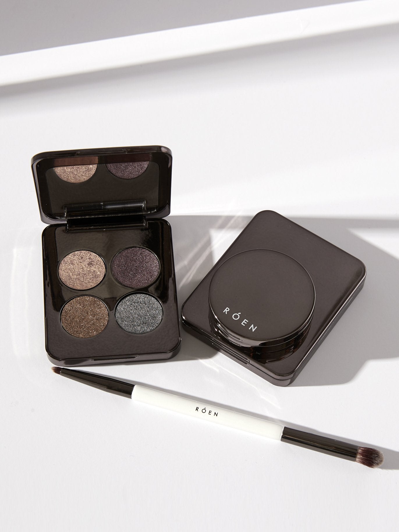 ROEN BEAUTY Makeup - With this COOL HERO palette you can mix, layer, and play to create effortless glamour.